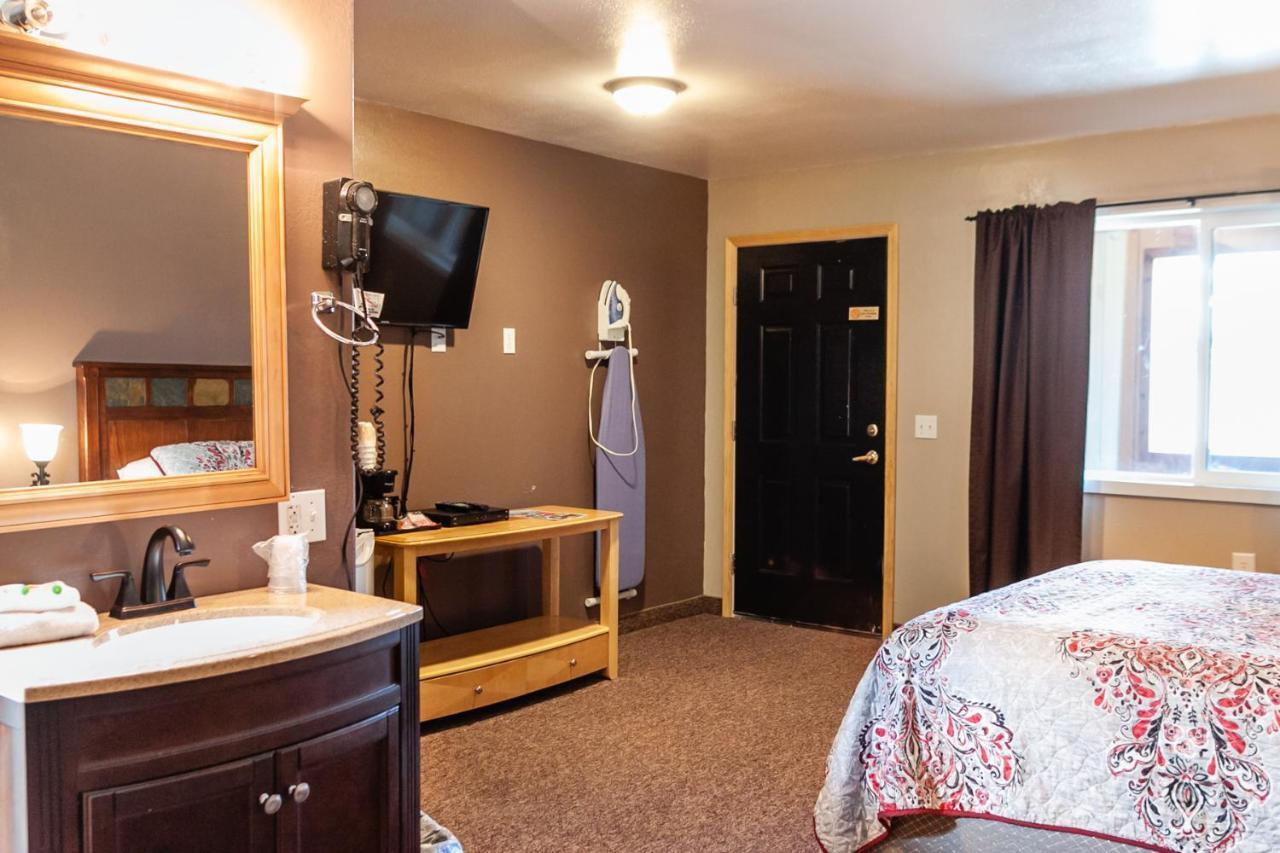 Circle R Motel East Glacier Park Village Exteriér fotografie